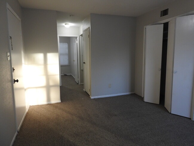 2303 Elm Ave, Unit 2 in Bay City, TX - Foto de edificio - Building Photo