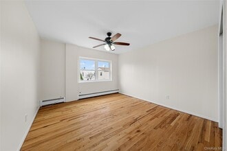 410 Jericho Tpke in North Hempstead, NY - Building Photo - Building Photo
