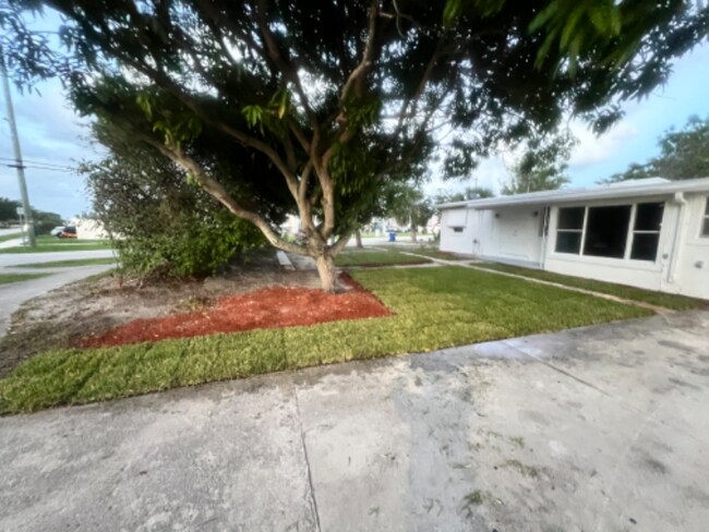 1960 NE 54th St in Pompano Beach, FL - Building Photo - Building Photo