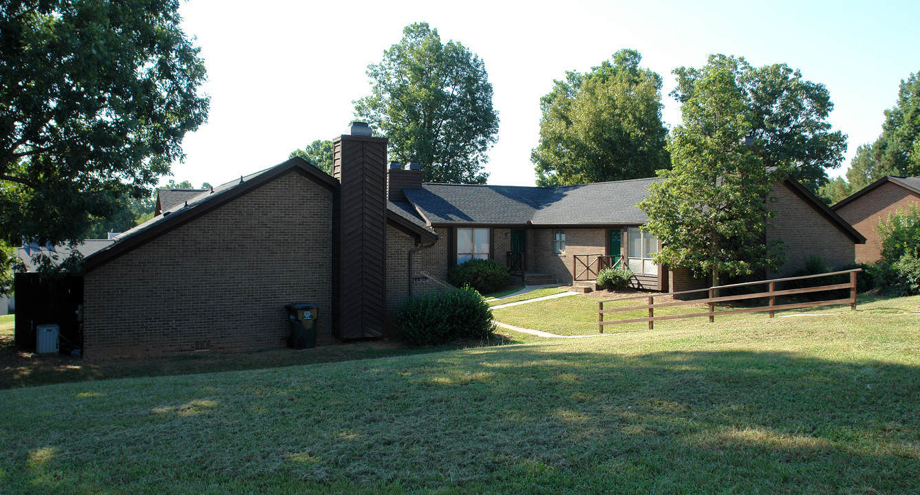 6832 Ray Rd in Raleigh, NC - Foto de edificio
