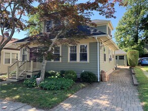 4 Boughton Rd in Newport, RI - Building Photo - Building Photo