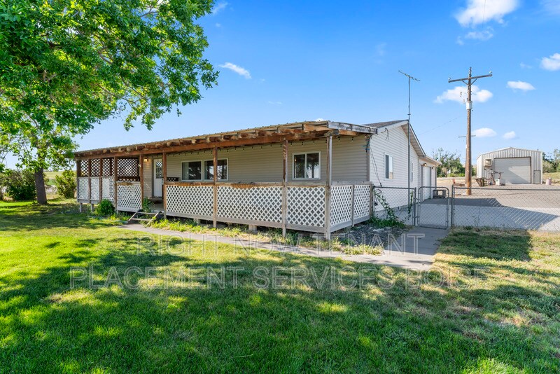 146 Hammett Hill Rd in Hammett, ID - Building Photo