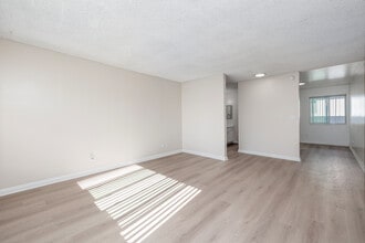 DOTY (Ocean Breeze) in Hawthorne, CA - Building Photo - Interior Photo