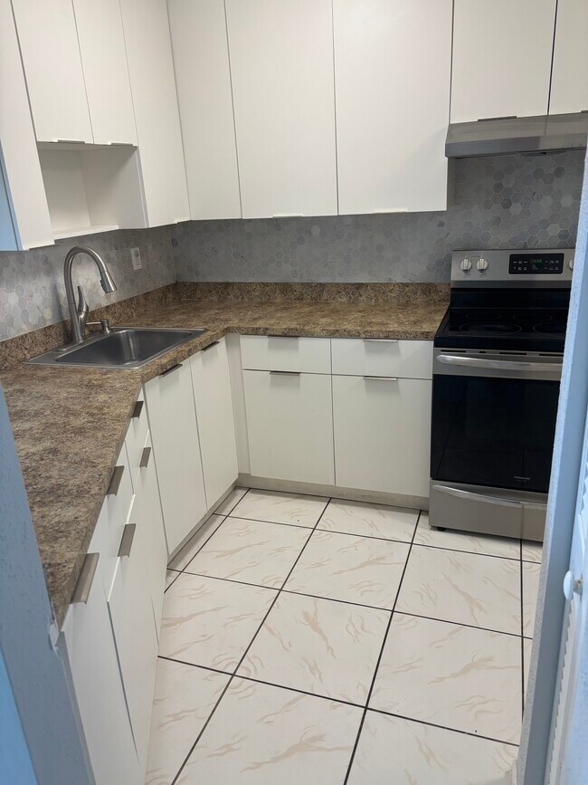 1750 NE 191st St, Unit 423E in North Miami Beach, FL - Building Photo - Building Photo