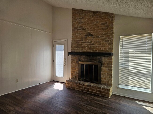 117 Stubblefield Dr, Unit A in Elgin, TX - Foto de edificio - Building Photo