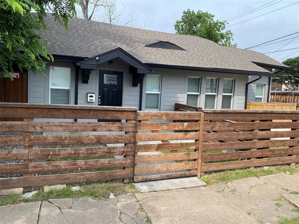 4213 Congress Ave, Unit A in Dallas, TX - Building Photo
