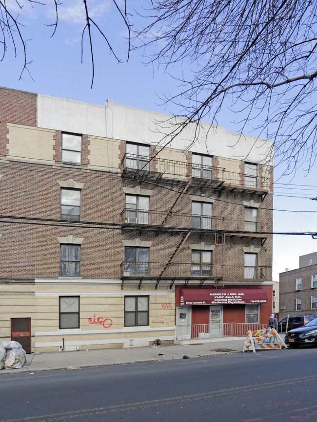 2802 Crescent St in Astoria, NY - Foto de edificio - Building Photo