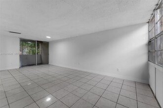 6011 SW 69th St in South Miami, FL - Building Photo - Building Photo