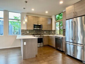 2039 NW 65th St in Seattle, WA - Building Photo - Building Photo