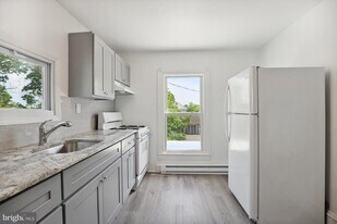 128 W Broad St in Paulsboro, NJ - Building Photo