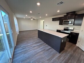 1902 W Meadow Ct in Tulare, CA - Building Photo - Building Photo