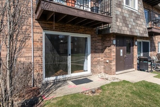 9379 Bay Colony Dr in Des Plaines, IL - Building Photo - Building Photo