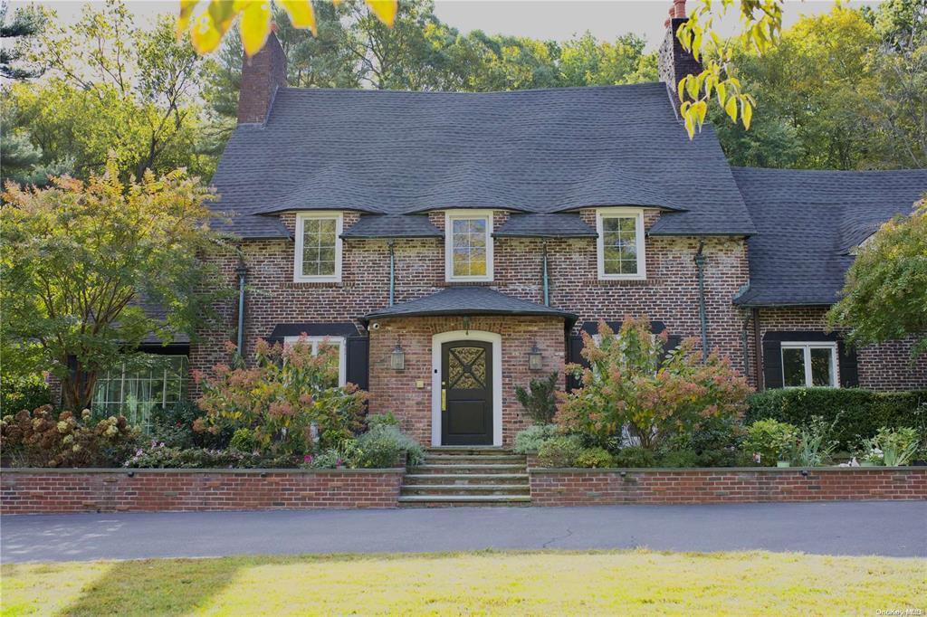 6 Frost Mill Rd in Mill Neck, NY - Foto de edificio