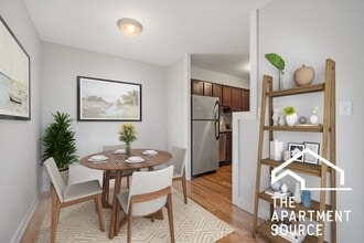 696 Elm Pl, Unit 102 in Highland Park, IL - Building Photo - Building Photo