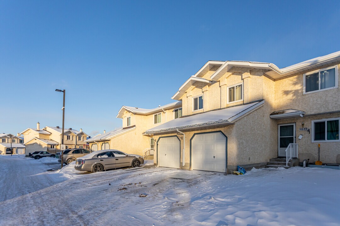 5084 31 Ave NW in Edmonton, AB - Building Photo