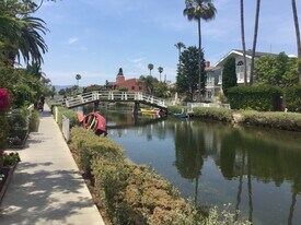 2712 Strongs Dr, Unit 1 in Venice, CA - Building Photo