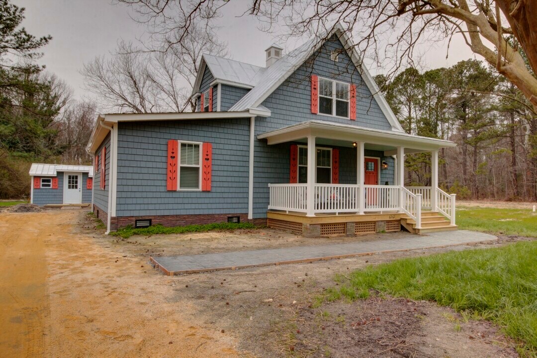 6262 Ware Neck Rd in Gloucester, VA - Building Photo