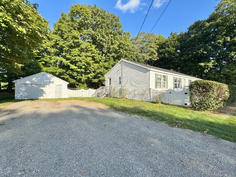 2035 Essex St in Bangor, ME - Building Photo