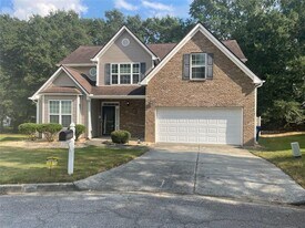 2432 Temple View Dr in Snellville, GA - Building Photo
