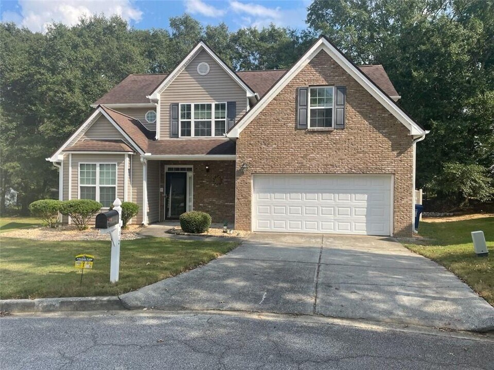 2432 Temple View Dr in Snellville, GA - Building Photo