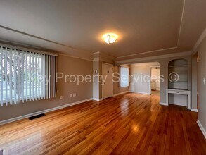 2210 E Mill Plain Blvd in Vancouver, WA - Building Photo - Building Photo