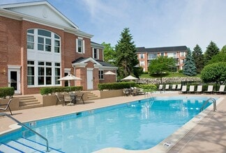 Versailles on the Lakes Schaumburg in Schaumburg, IL - Building Photo - Building Photo