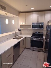 733 S Manhattan Pl in Los Angeles, CA - Building Photo - Building Photo
