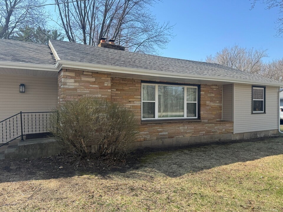 5253 Harlem Rd in Loves Park, IL - Building Photo