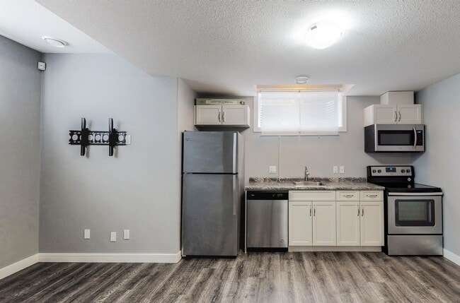 2113 Auxier Ct SW in Edmonton, AB - Building Photo - Building Photo