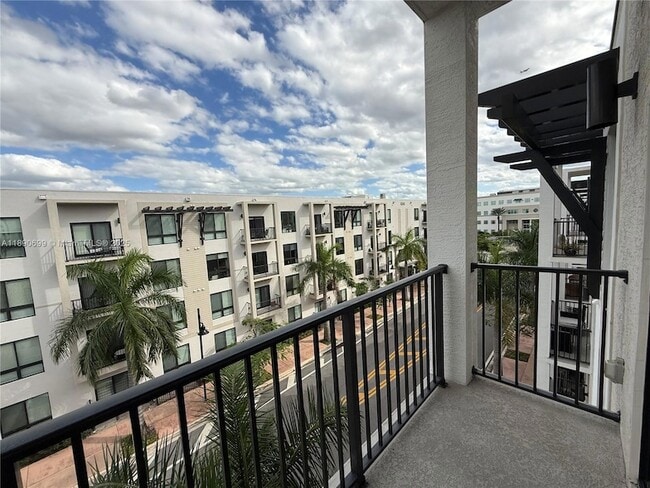 8301 NW 41st St, Unit B-409 in Doral, FL - Building Photo - Building Photo