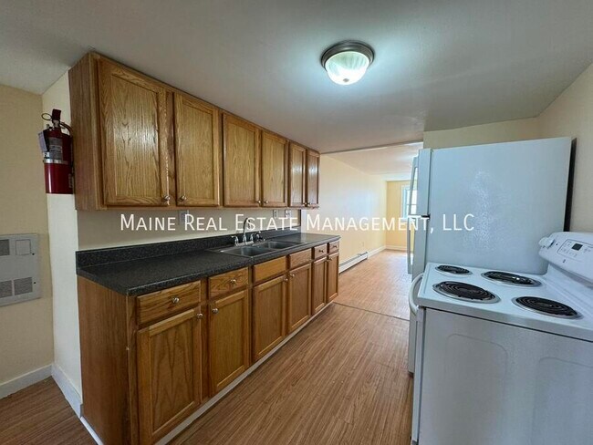 206 Maine Ave in Farmingdale, ME - Building Photo - Building Photo