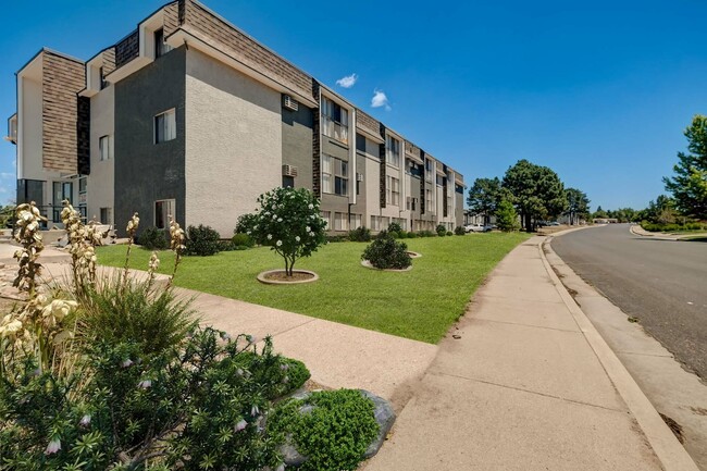 Residence at Austin Bluffs in Colorado Springs, CO - Foto de edificio - Building Photo