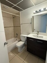 8290 Lake Dr, Unit 520 in Doral, FL - Building Photo - Building Photo