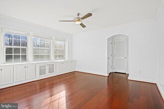 1810 W Abingdon Dr in Alexandria, VA - Building Photo - Building Photo