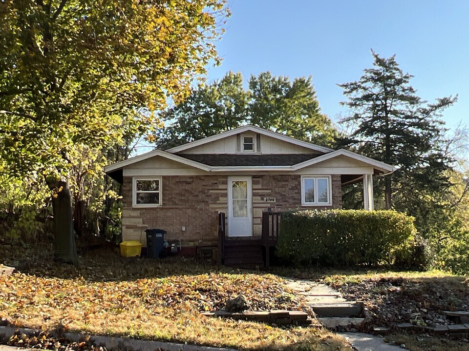 2740 Buena Vista St in Dubuque, IA - Building Photo