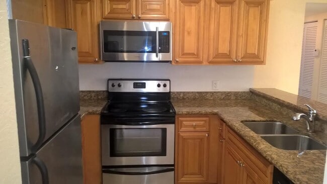 1484 Lake Crystal Dr in West Palm Beach, FL - Building Photo - Building Photo