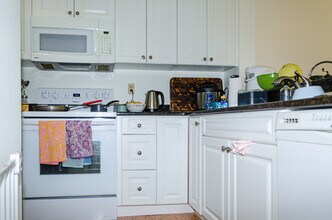 173 Oak St, Unit 401 W in Newton, MA - Foto de edificio - Building Photo