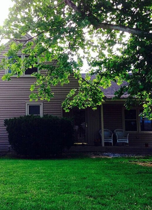 1043 College Ln in Hutchinson, KS - Building Photo