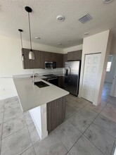 10295 NW 64th Terrace in Doral, FL - Foto de edificio - Building Photo