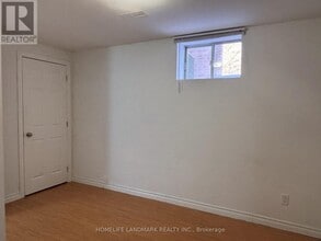 138 Keffer Cir in Newmarket, ON - Building Photo - Building Photo