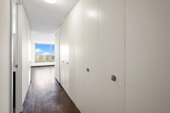 1000 N La Salle Dr, Unit 907 in Chicago, IL - Building Photo - Building Photo