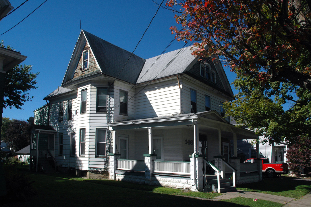 146 W Dorrance St in Kingston, PA - Foto de edificio