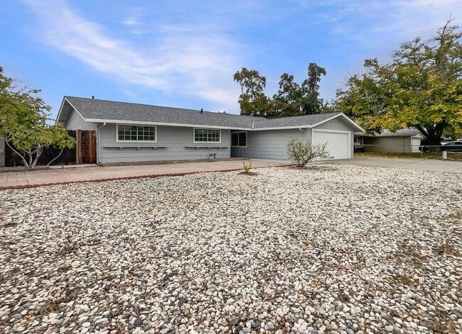 5921 Hillsdale Blvd in Sacramento, CA - Building Photo - Building Photo