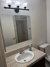 1434 S Point View St, Unit 105 in Los Angeles, CA - Foto de edificio - Building Photo