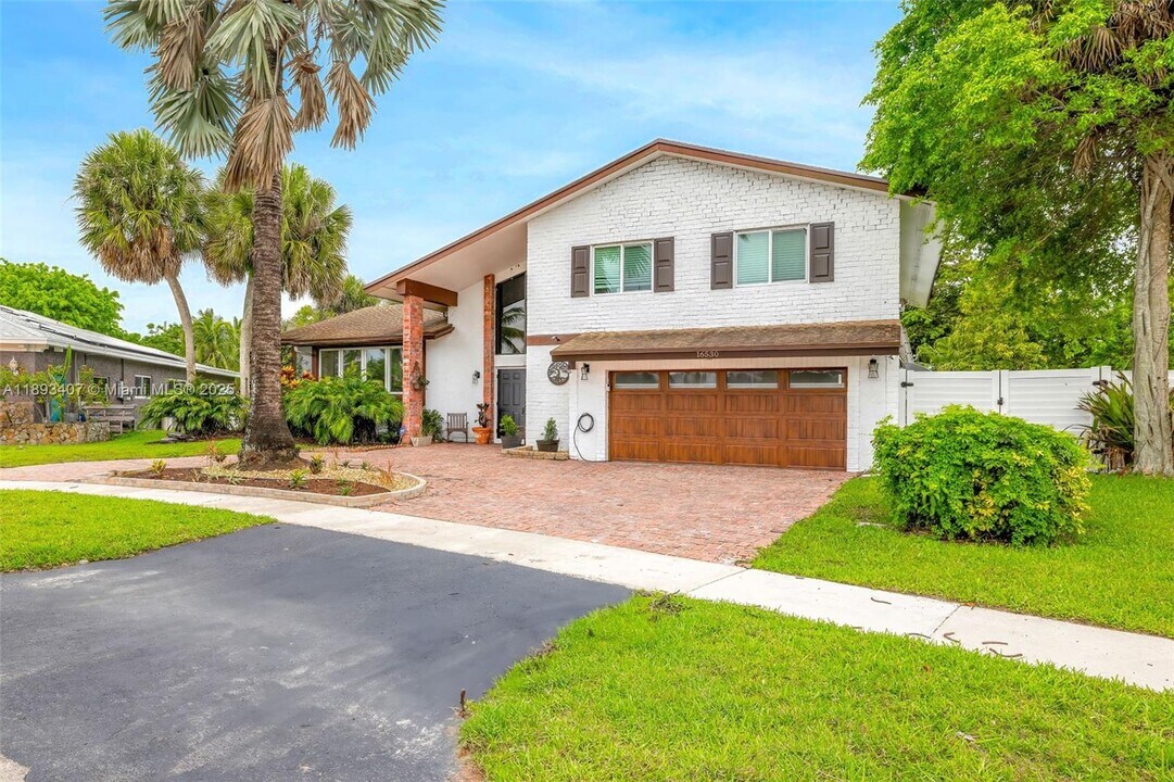 16530 Royal Poinciana Ct in Weston, FL - Foto de edificio