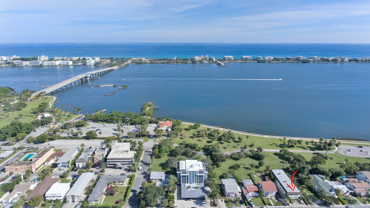 230 S Lakeside Dr, Unit 4 in Lake Worth, FL - Building Photo