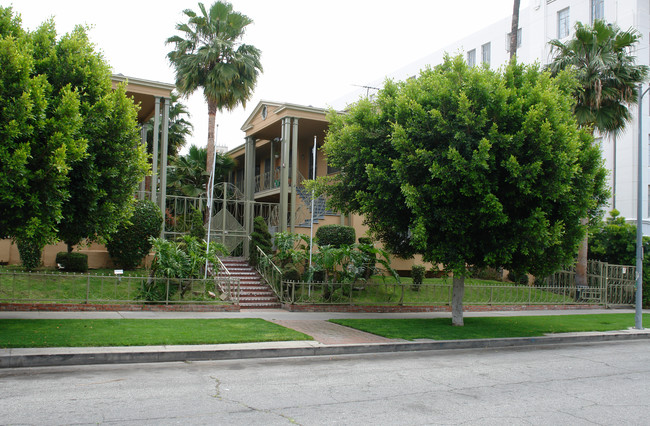 828 S Serrano Ave in Los Angeles, CA - Foto de edificio - Building Photo