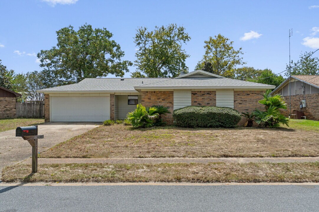 137 Deville Dr in Mary Esther, FL - Building Photo