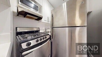 305 W 13th St in New York, NY - Building Photo - Building Photo