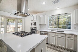 143 W Village Knoll Cir in Spring, TX - Foto de edificio - Building Photo